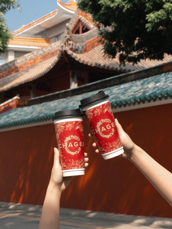 点点盈 “东方星巴克”在美上市，霸王茶姬首日股价飙升近16%，90后张俊杰身家或超百亿