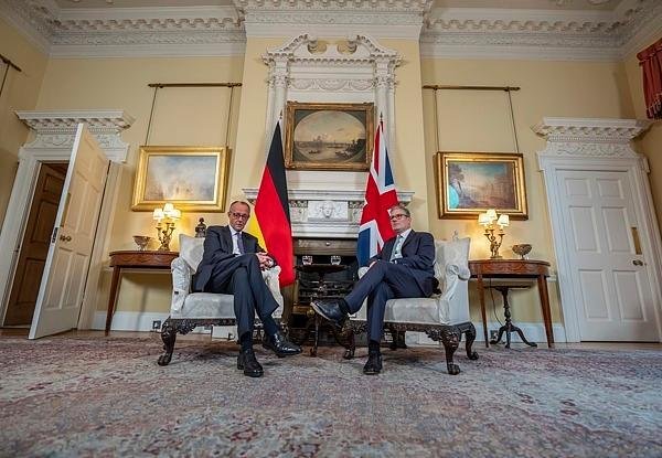 点金网 上任后首访英国 德国总理与英首相会晤