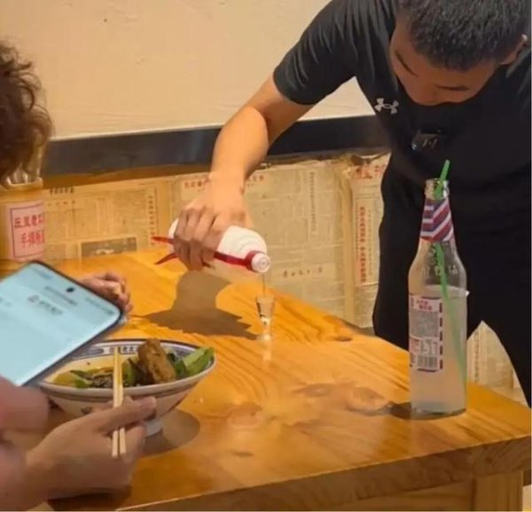 金盛网 8元板面加38元喝一杯飞天茅台！河北一面馆推出“茅台配板面”套餐，律师：暗藏诸多法律风险
