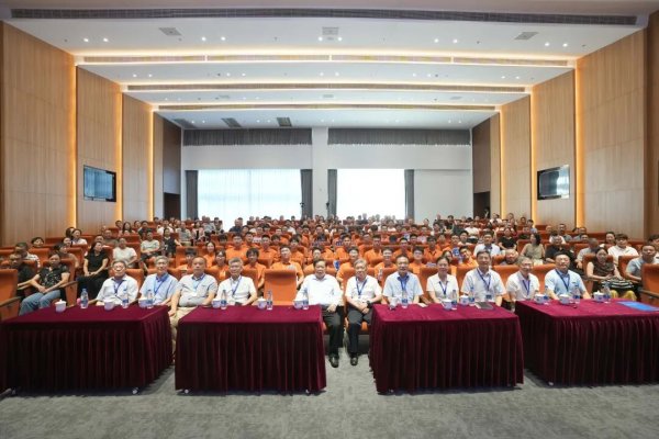 华融资产 福耀科技大学50名新生中女生6人男生44人，1名新生配4名导师